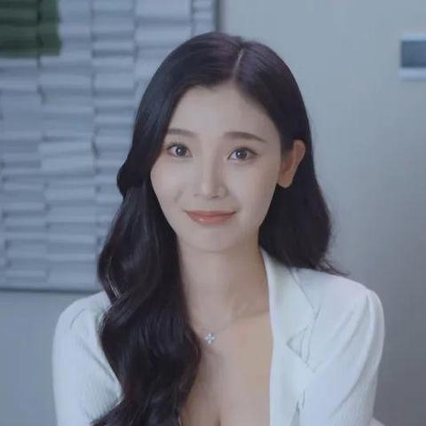 王星辰“浩浩妈”新视频！纯欲风吊带裙演绎时尚新风尚