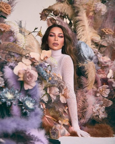 金卡戴珊恋情曝光，杂志封面大秀性感美腿，舌尖戏鞋惊艳全场