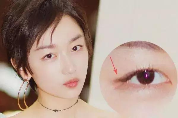 周冬雨眼眸放大揭秘：认真贴假睫毛成就新风采