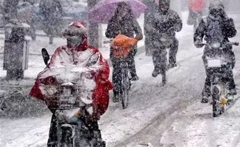 纽约暴雪肆虐！冰雪封冻车厢惊现雪国列车奇观