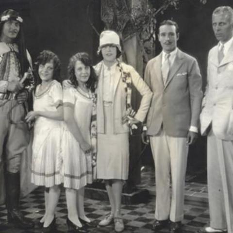 连体姐妹花爆红网络，私生活揭秘吸粉30万，新视角解读人生