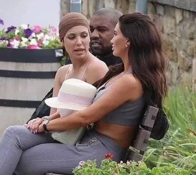 户外不雅事件引发热议,侃爷妻子怒斥:耻辱至极! 户外不雅事件引发热议,侃爷妻子怒斥:耻辱至极!