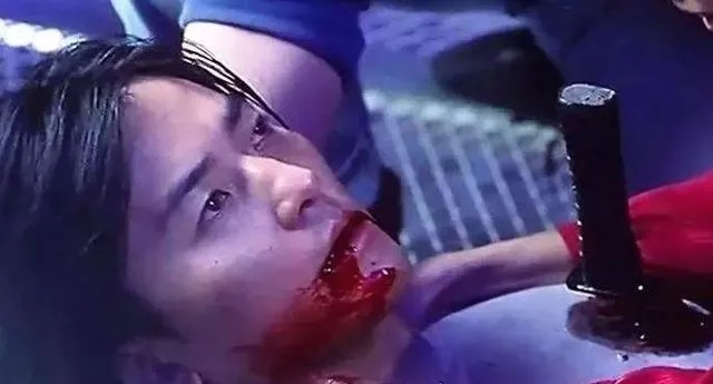 狂热粉丝街头刺杀女星，十刀心脏停跳奇迹生还惊动影坛