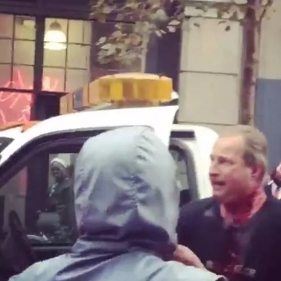 狂热粉丝街头刺杀女星，十刀心脏停跳奇迹生还惊动影坛