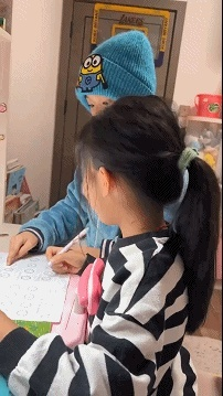 哥哥辅导妹妹作业双双哭崩？二胎家庭学习冲突的急救手册