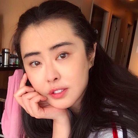 素颜亮相！59岁王祖贤惊喜晒照，久违重逢惊艳众人