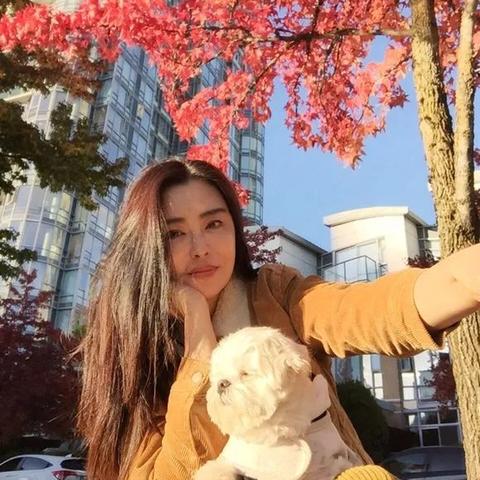 素颜亮相！59岁王祖贤惊喜晒照，久违重逢惊艳众人