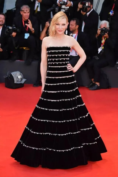 悉尼红毯盛事：梦露同款一字裙惊艳亮相圣巴巴拉电影节