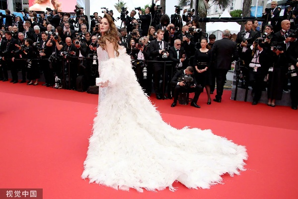 悉尼红毯盛事：梦露同款一字裙惊艳亮相圣巴巴拉电影节