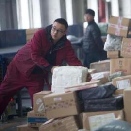 无人机坠落深圳引发关注：顺丰责任判定引热议