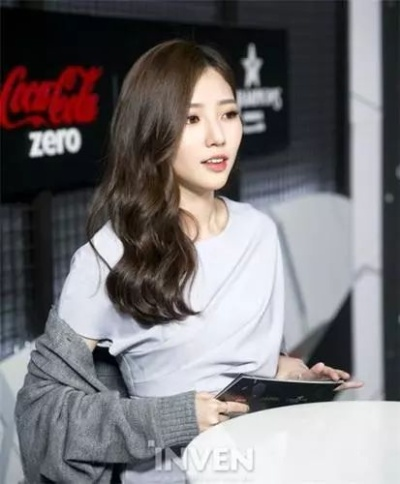 中国电竞女神Faker爆红海外，韩网友惊呼：视觉盛宴！