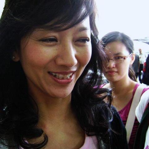 悉尼素颜照引热议：网友直言：普通路人级，颜值评价新视角