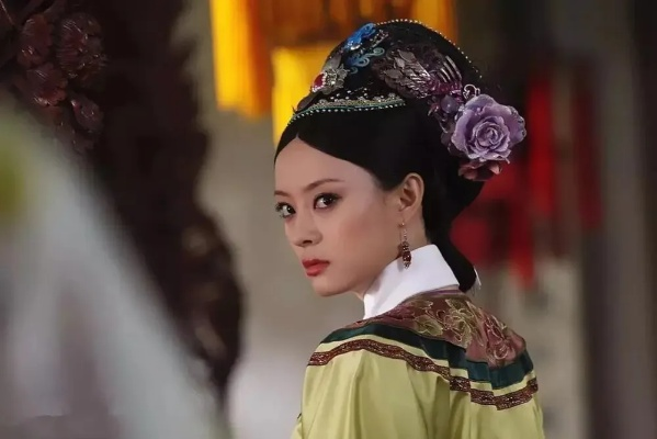 短裙开叉引热议，拽妃《甄嬛传》皮肤魅力升级