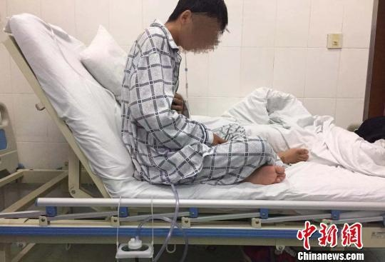 肺爆惊人！17岁少年懒腰伸错，瘦高杆风险警示！