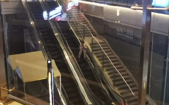 神女扶梯免费升空，体验80楼高空奇幻之旅