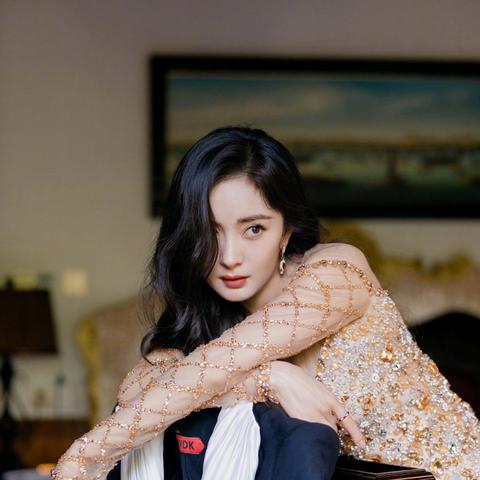 杨幂高定打游戏背后,明星电竞装备配置与品牌联名全解码 杨幂高定打游戏背后,明星电竞装备配置与品牌联名全解码