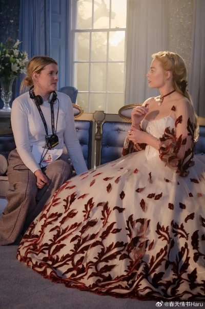 玛格特·罗比主演《呼啸山庄》卧室布景大揭秘,再现经典浪漫风情 玛格特·罗比主演《呼啸山庄》卧室布景大揭秘,再现经典浪漫风情