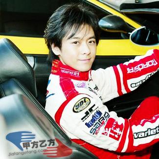 雷军SU7 Ultra头像引热议,网友,赛车手风范尽显 雷军SU7 Ultra头像引热议,网友,赛车手风范尽显