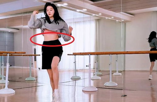 除夕夜秒懂对决，黑丝与裸足谁更吸睛？