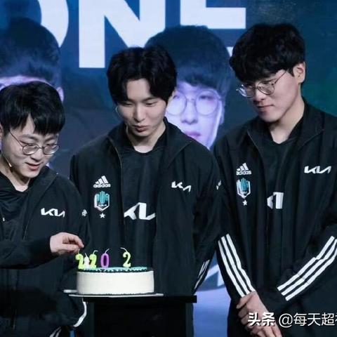 T1电竞俱乐部Faker拜年啦！中国粉丝们新年快乐