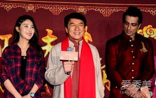 春晚小演员暖宝宝掉了成龙亲手贴上 尽显巨星温情