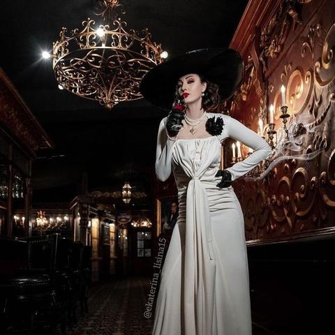 八尺夫人脸模被自己吓到!玩《生化危机8:村庄》看本人太激动 八尺夫人脸模被自己吓到!玩《生化危机8:村庄》看本人太激动