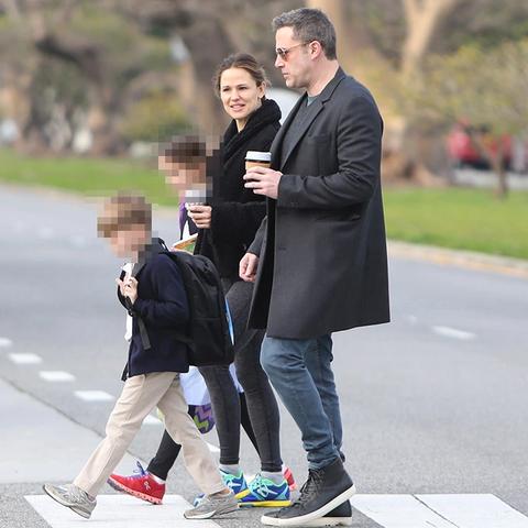 詹尼佛洛佩兹晒自拍秀身材 你们的大本表情包呢？