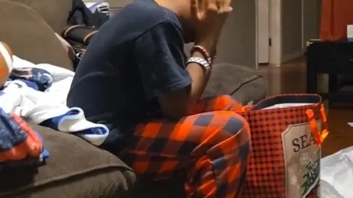 感动到落泪!小男孩收到爸爸送的惊喜礼物是台PS5 感动到落泪!小男孩收到爸爸送的惊喜礼物是台PS5