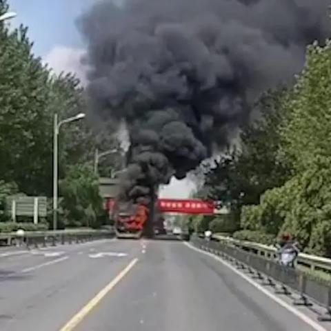 无线充电板隐患，高速收费卡在车内竟突然爆炸，千万别放！