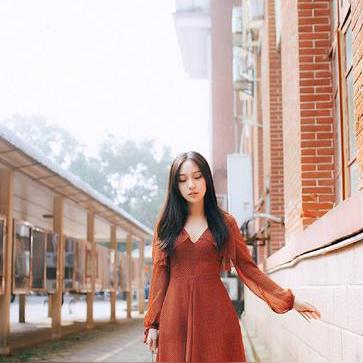 悉尼妹内衣穿搭下的零食测评，带来别样秀色可餐体验