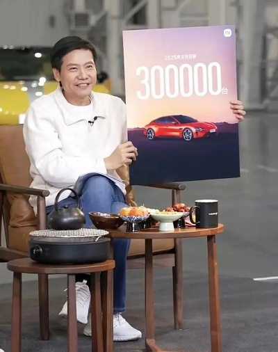 网友热议！雷军力推的小米汽车拍全家福出圈，30万车这一刻值29万