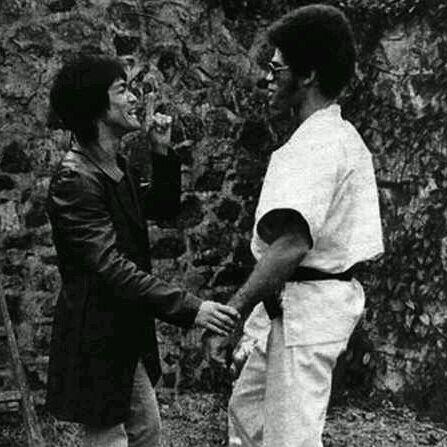 美文化遭黑人功夫影星炮轰，美国已不再培养真正的男人！