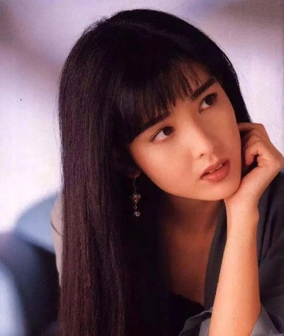 看到梁家辉和周慧敏合照，瞬间被拉回影帝与玉女掌门人的黄金时代！