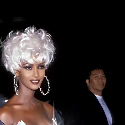 20多年过去，当年007电影里哈莉·贝瑞穿的橙色比基尼她还留着吗？