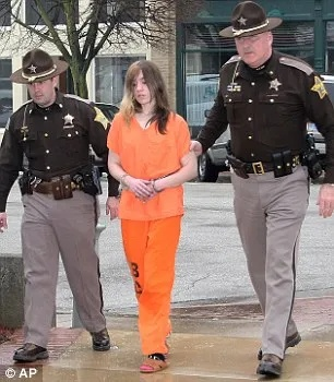 24岁美国女子扮15岁少女诱捕警察，公开处刑引关注