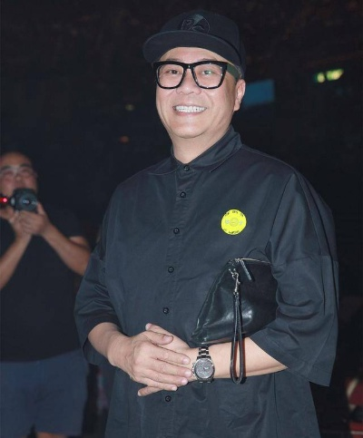 新年64岁欧阳震华化身财神现身，身形暴瘦引大众热烈讨论