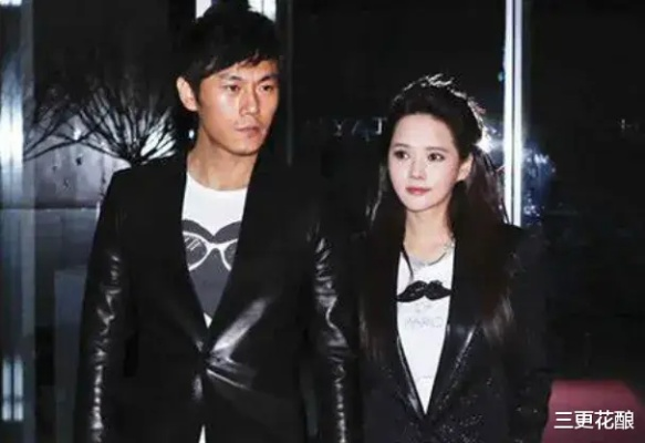 逛街被拍！伊能静衣服吊牌未摘引关注，秦昊相伴引热议