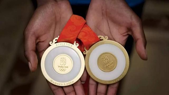 18 年过去，北京奥运会奖牌权威依旧，随意摩擦竟毫无划痕！