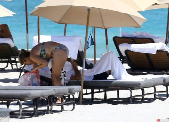 53 岁好莱坞女星度假美照曝光！惬意享受日光浴太让人羡慕