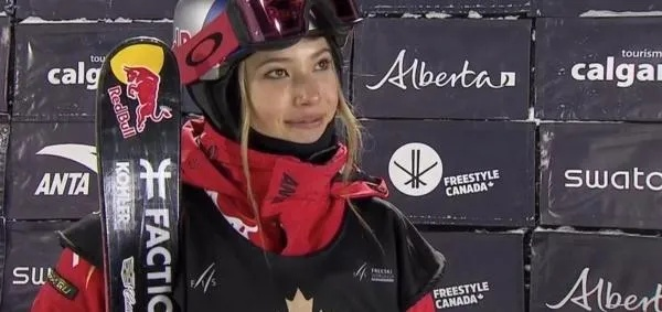 米兰冬奥会U型池谷爱凌成功卫冕，赛后惊闻外婆离世泪洒发布会