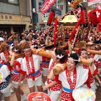 日本寺庙年度裸祭，上万仅着兜裆布男性抢宝木，6人送医