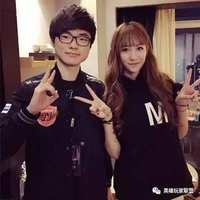 网友惊呼，女版Faker与女版Deft合影，神似深田老师！