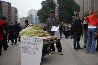 宣布退休后于东来现身老家街头,边吃甘蔗边叫卖引关注 宣布退休后于东来现身老家街头,边吃甘蔗边叫卖引关注