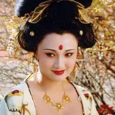 75岁刘晓庆在双短剧中挑战少女角色，亲密吻戏引发大众热议