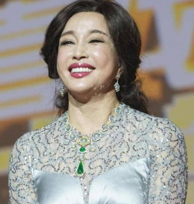 75岁刘晓庆再度出演少女，上肢力量发达动态图曝光引关注