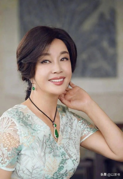 75岁刘晓庆双短剧挑战少女，亲密吻戏曝光引大众热议