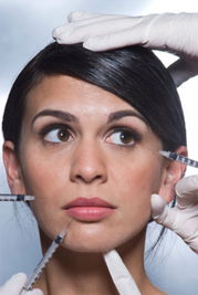 53岁女星隆胸悲剧，填充物破裂渗漏，美好变毁容噩梦！