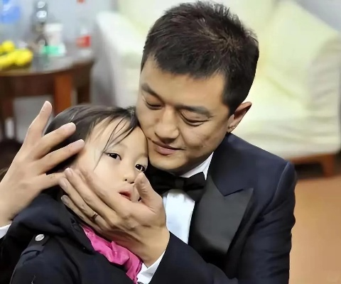 和解！李亚鹏哥哥哽咽表态，嫣然一事后，你永远是老李家的骄傲