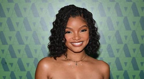 育儿趣闻：哈莉儿子赞母为“大美女”温馨瞬间