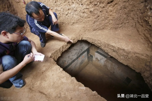 男子挖2千年前古墓偷走文物，汉代铜镜值多少钱？盗墓罪判几年？